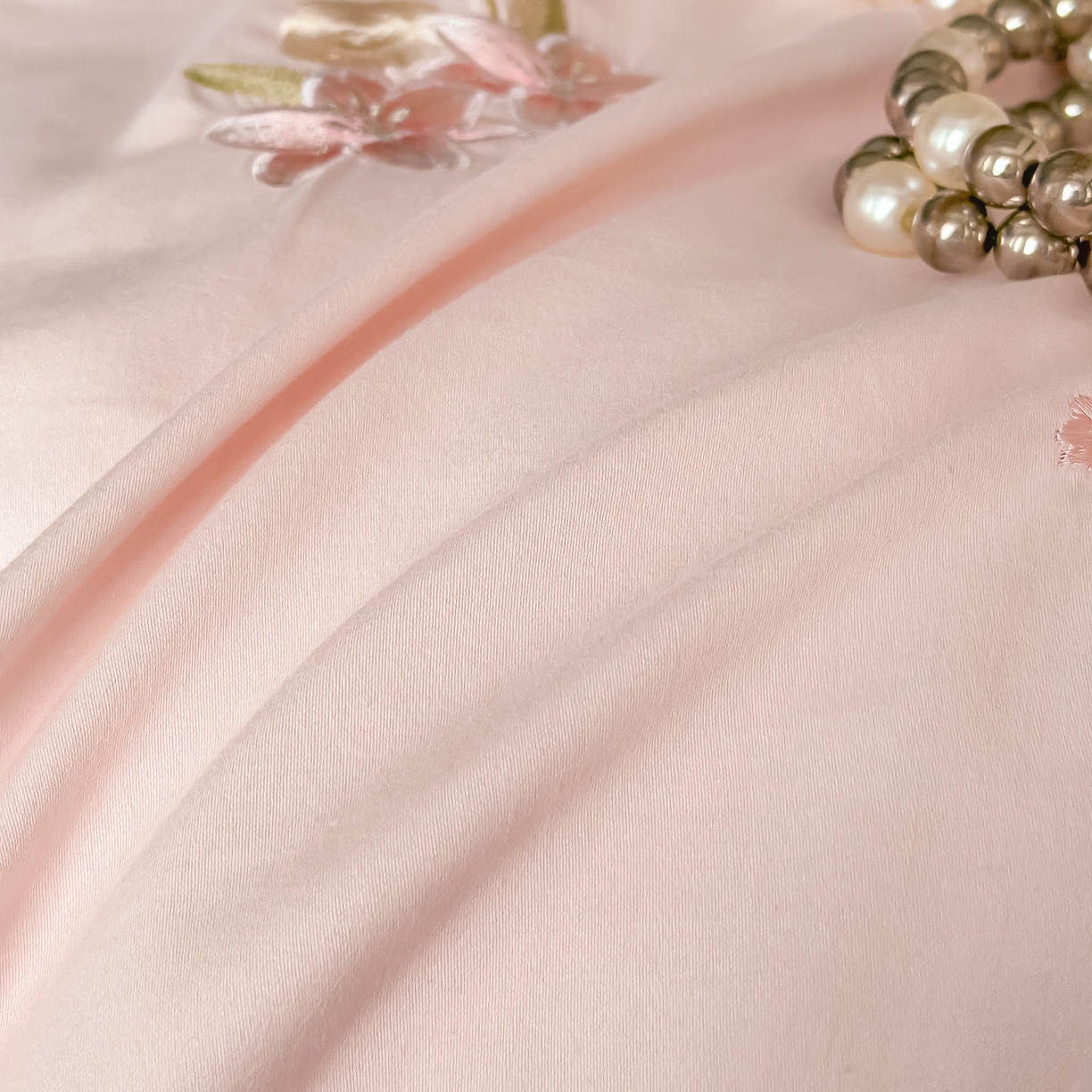 91家纺网 家纺一手货源 找家纺 帝王家纺 2025爆款冬季加厚磨毛刺绣四件套法式少女心新品 花颜-粉