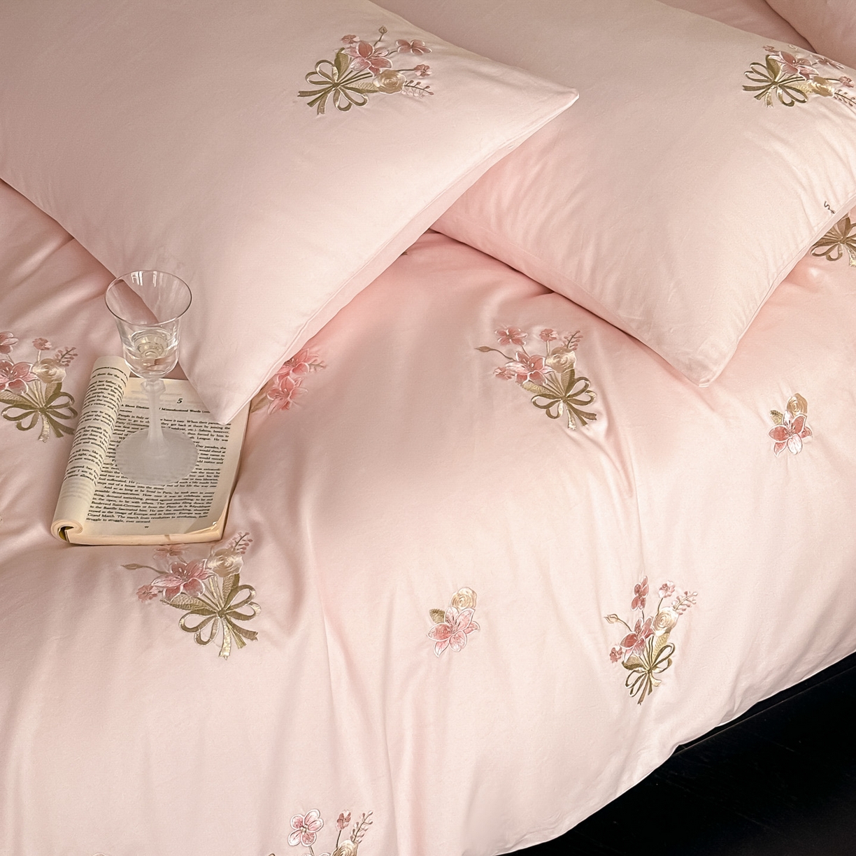 91家纺网 家纺一手货源 找家纺 帝王家纺 2025爆款冬季加厚磨毛刺绣四件套法式少女心新品 花颜-粉