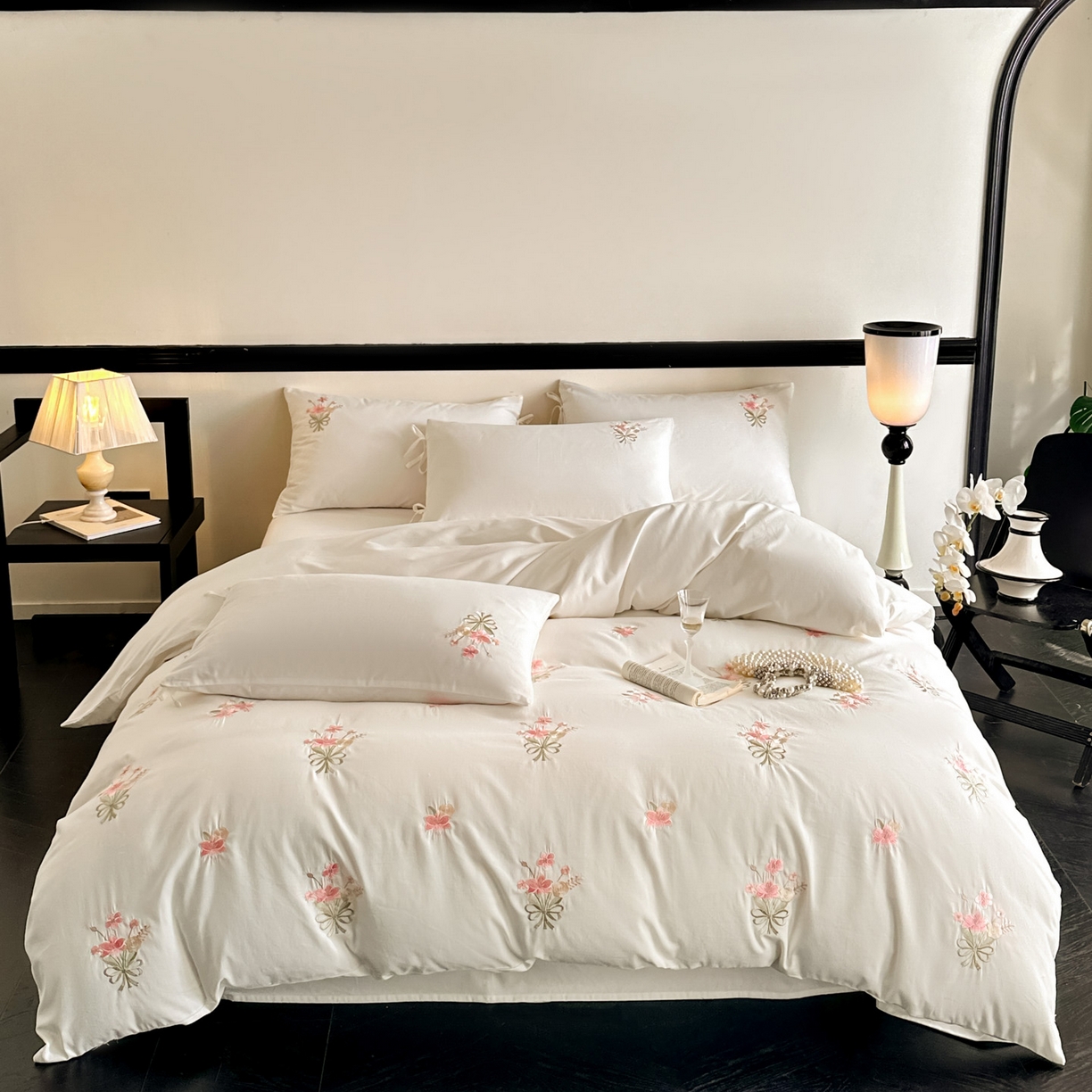 91家纺网 家纺一手货源 找家纺 帝王家纺 2025爆款冬季加厚磨毛刺绣四件套法式少女心新品 花颜-白