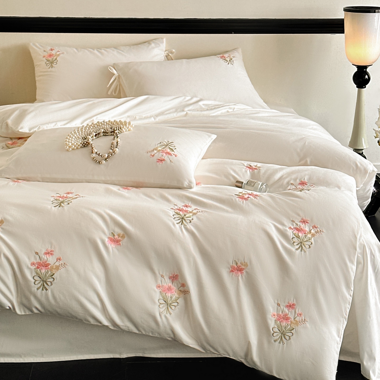 91家纺网 家纺一手货源 找家纺 帝王家纺 2025爆款冬季加厚磨毛刺绣四件套法式少女心新品 花颜-白