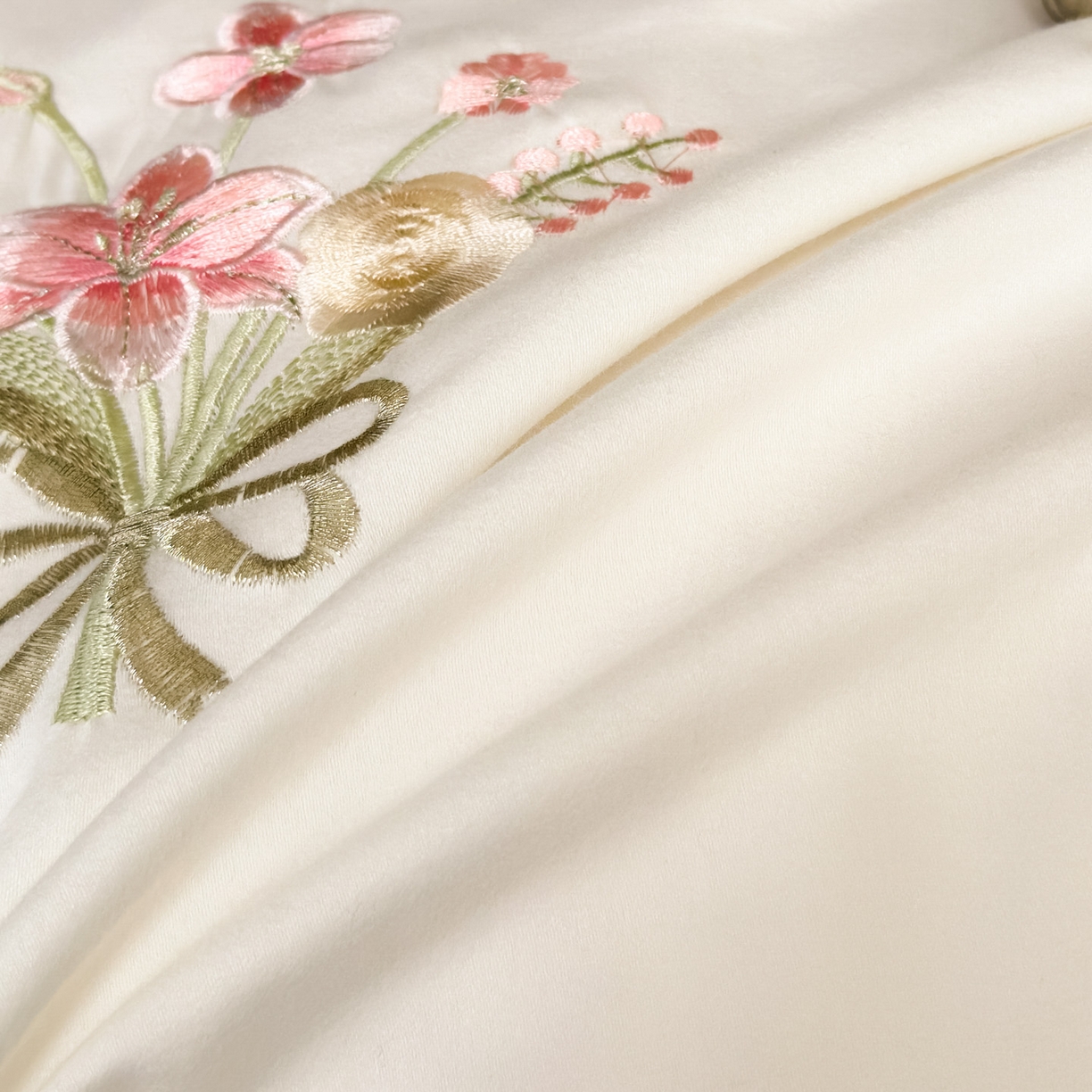 91家纺网 家纺一手货源 找家纺 帝王家纺 2025爆款冬季加厚磨毛刺绣四件套法式少女心新品 花颜-白