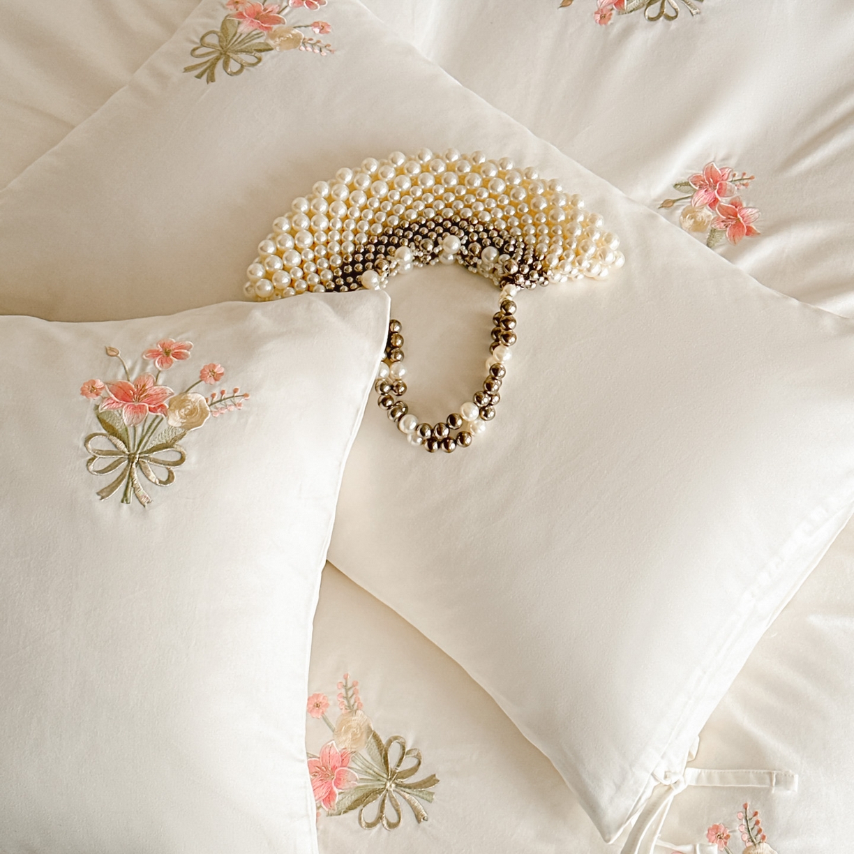 91家纺网 家纺一手货源 找家纺 帝王家纺 2025爆款冬季加厚磨毛刺绣四件套法式少女心新品 花颜-白