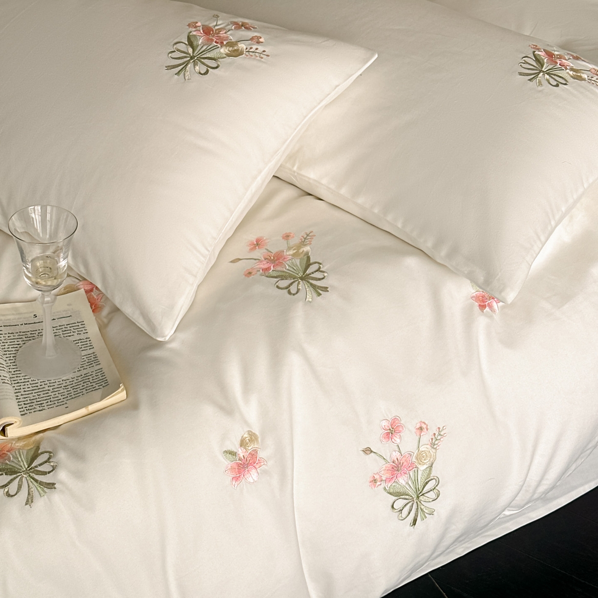 91家纺网 家纺一手货源 找家纺 帝王家纺 2025爆款冬季加厚磨毛刺绣四件套法式少女心新品 花颜-白