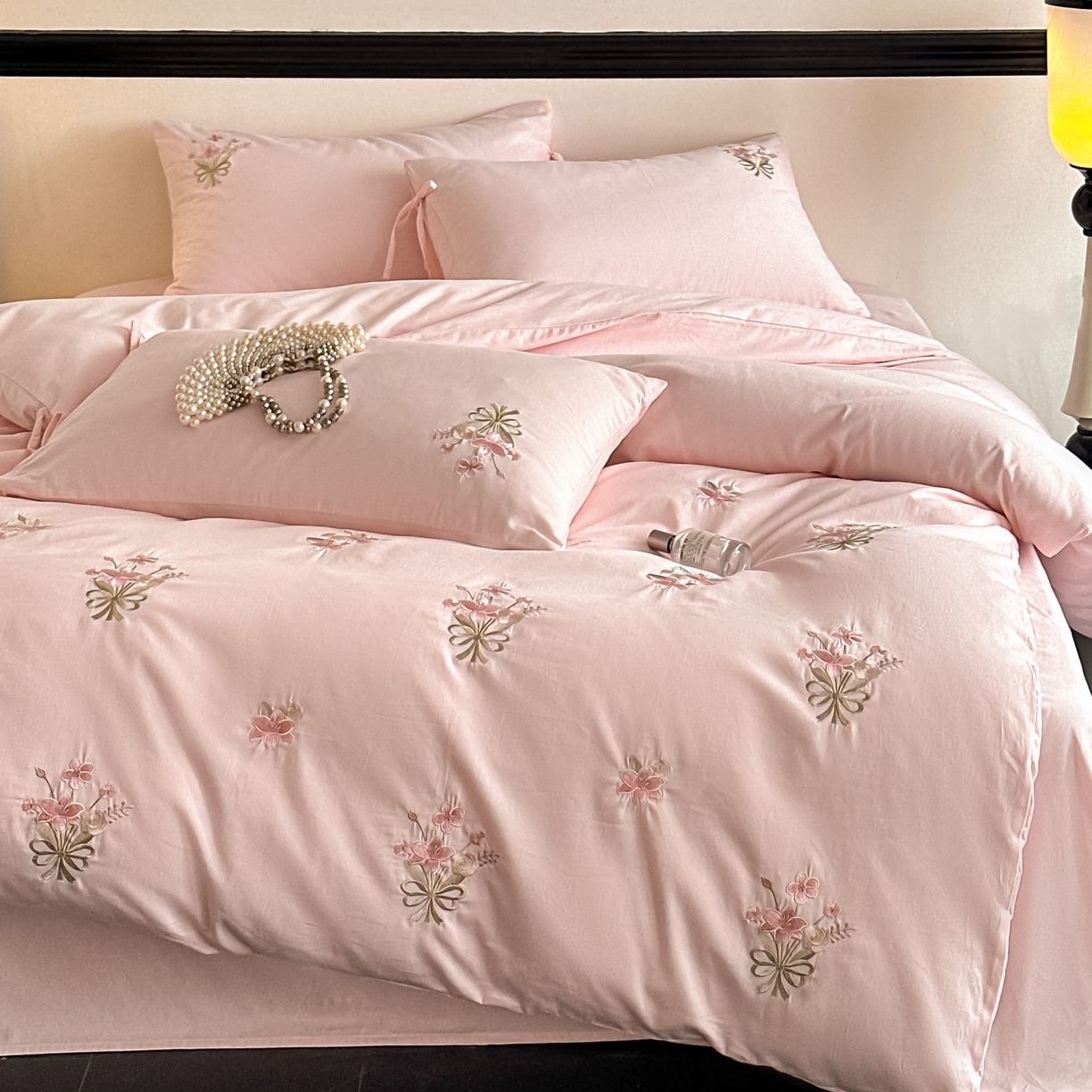 91家纺网 家纺一手货源 找家纺 帝王家纺 2025爆款冬季加厚磨毛刺绣四件套法式少女心新品 花颜-粉