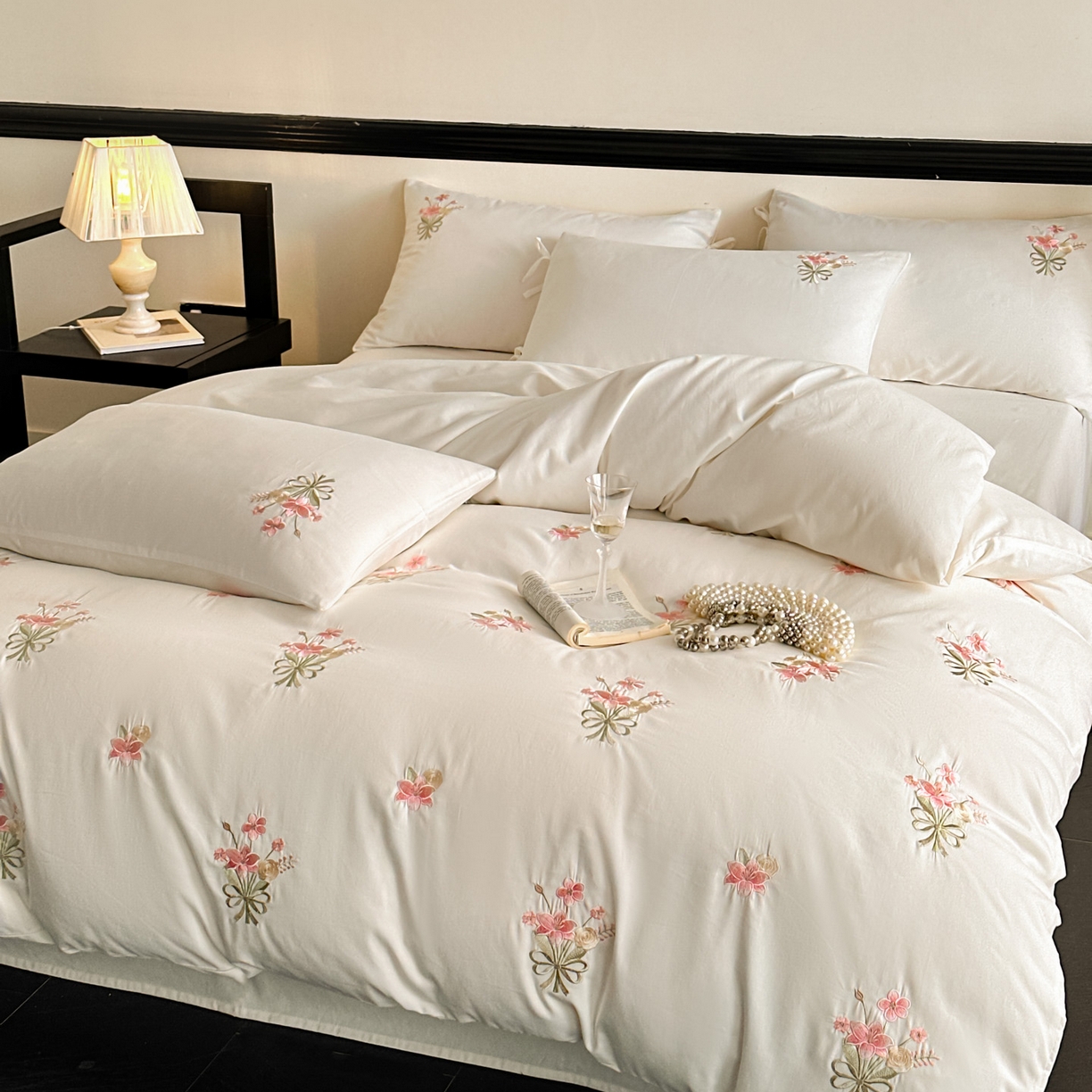 91家纺网 家纺一手货源 找家纺 帝王家纺 2025爆款冬季加厚磨毛刺绣四件套法式少女心新品 花颜-白