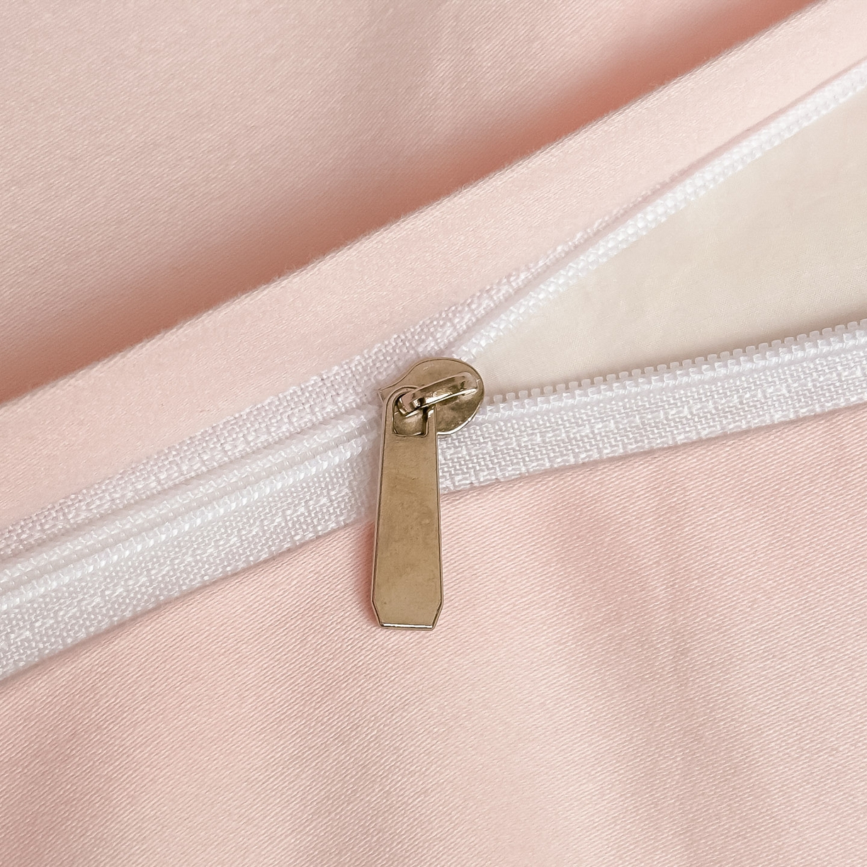 91家纺网 家纺一手货源 找家纺 帝王家纺 2025爆款冬季加厚磨毛刺绣四件套法式少女心新品 花颜-粉