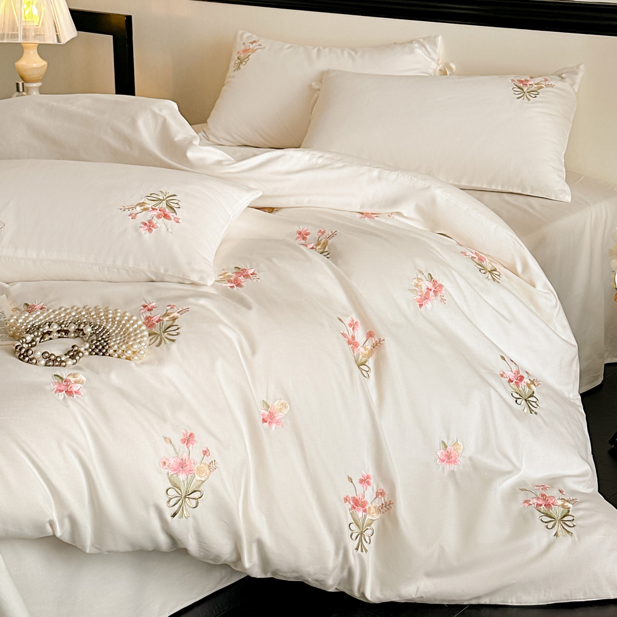 91家纺网 家纺一手货源 找家纺 帝王家纺 2025爆款冬季加厚磨毛刺绣四件套法式少女心新品 花颜-白