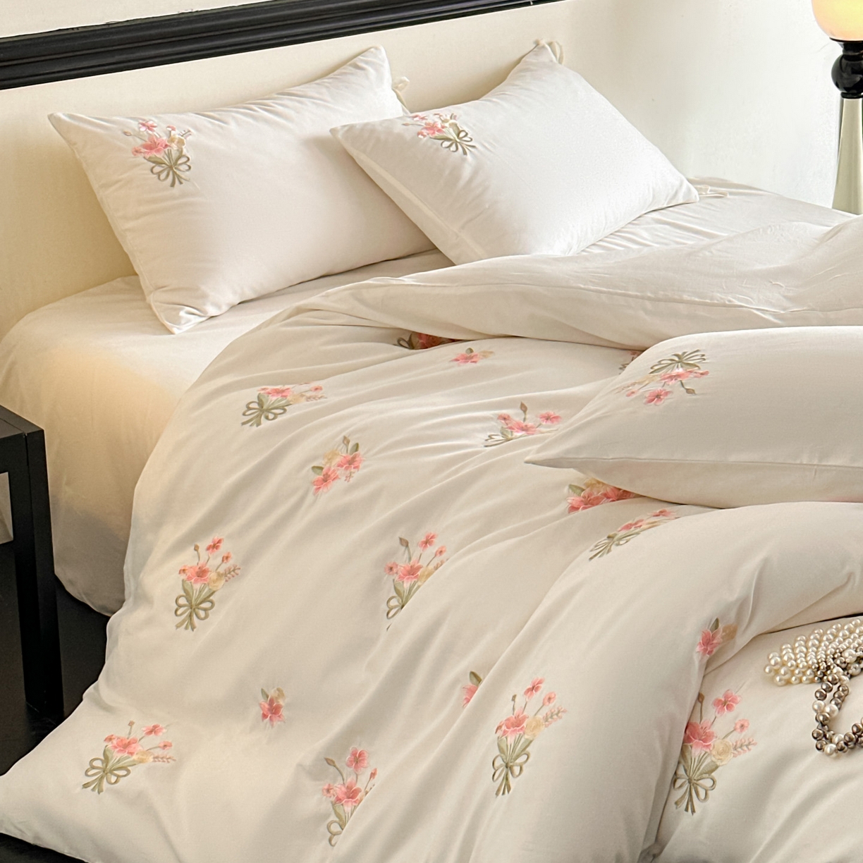 91家纺网 家纺一手货源 找家纺 帝王家纺 2025爆款冬季加厚磨毛刺绣四件套法式少女心新品 花颜-白