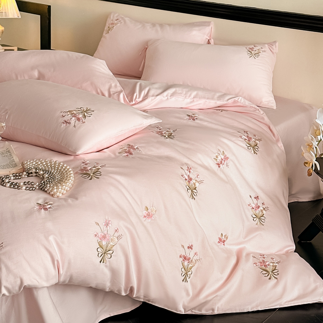 91家纺网 家纺一手货源 找家纺 帝王家纺 2025爆款冬季加厚磨毛刺绣四件套法式少女心新品 花颜-粉