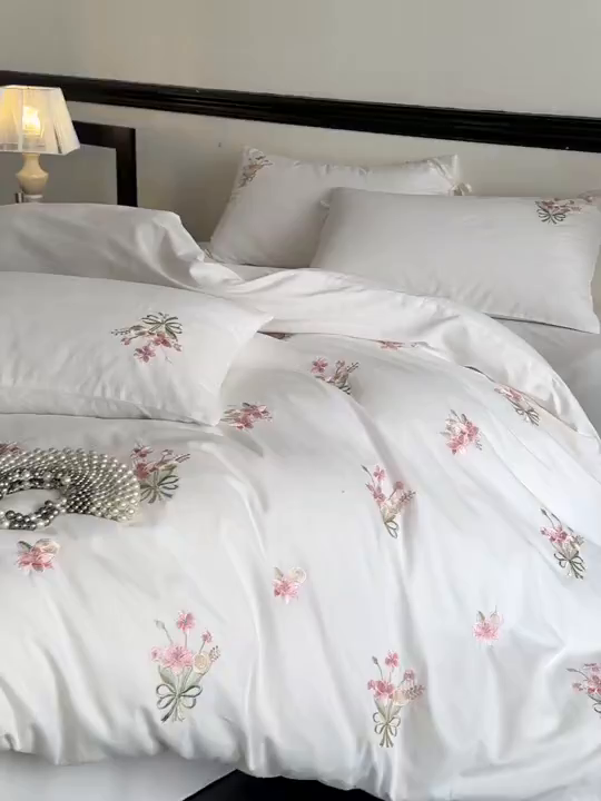 91家纺网 家纺一手货源 找家纺 帝王家纺 2025爆款冬季加厚磨毛刺绣四件套法式少女心新品 花颜-白