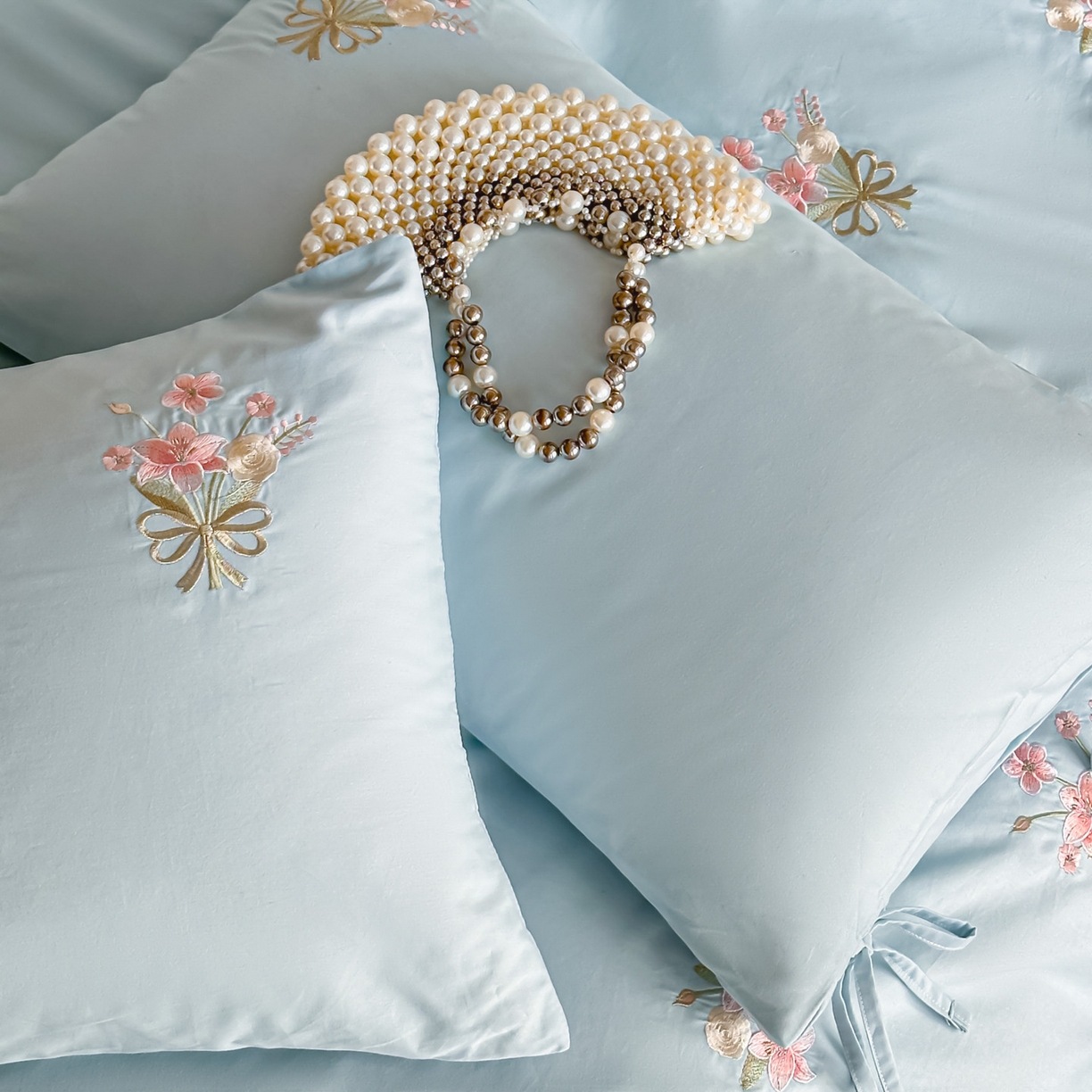 91家纺网 家纺一手货源 找家纺 帝王家纺 2025爆款冬季加厚磨毛刺绣四件套法式少女心新品 花颜-蓝