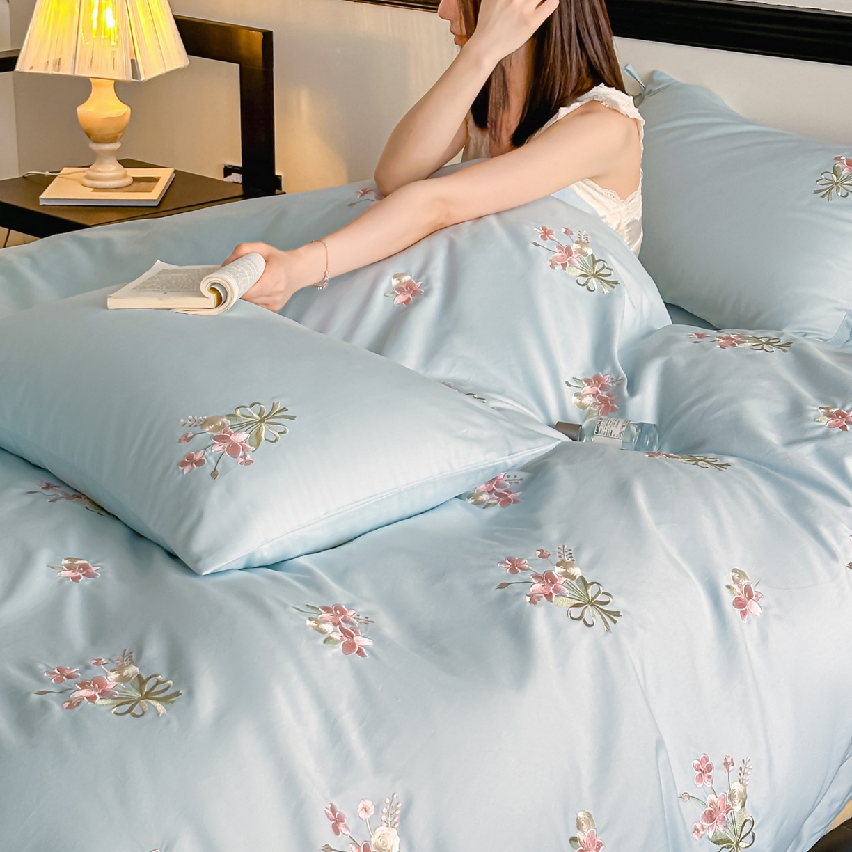 91家纺网 家纺一手货源 找家纺 帝王家纺 2025爆款冬季加厚磨毛刺绣四件套法式少女心新品 花颜-蓝