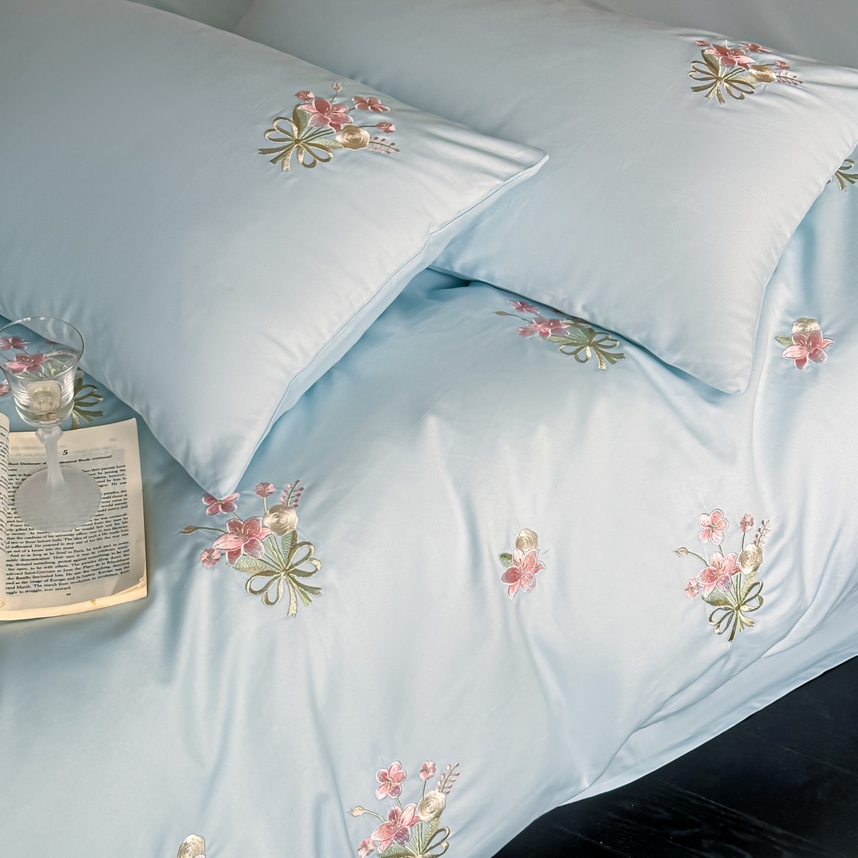 91家纺网 家纺一手货源 找家纺 帝王家纺 2025爆款冬季加厚磨毛刺绣四件套法式少女心新品 花颜-蓝