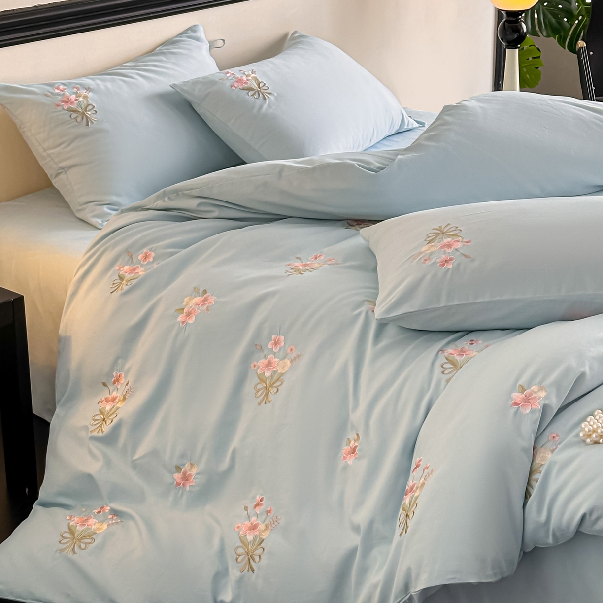 91家纺网 家纺一手货源 找家纺 帝王家纺 2025爆款冬季加厚磨毛刺绣四件套法式少女心新品 花颜-蓝