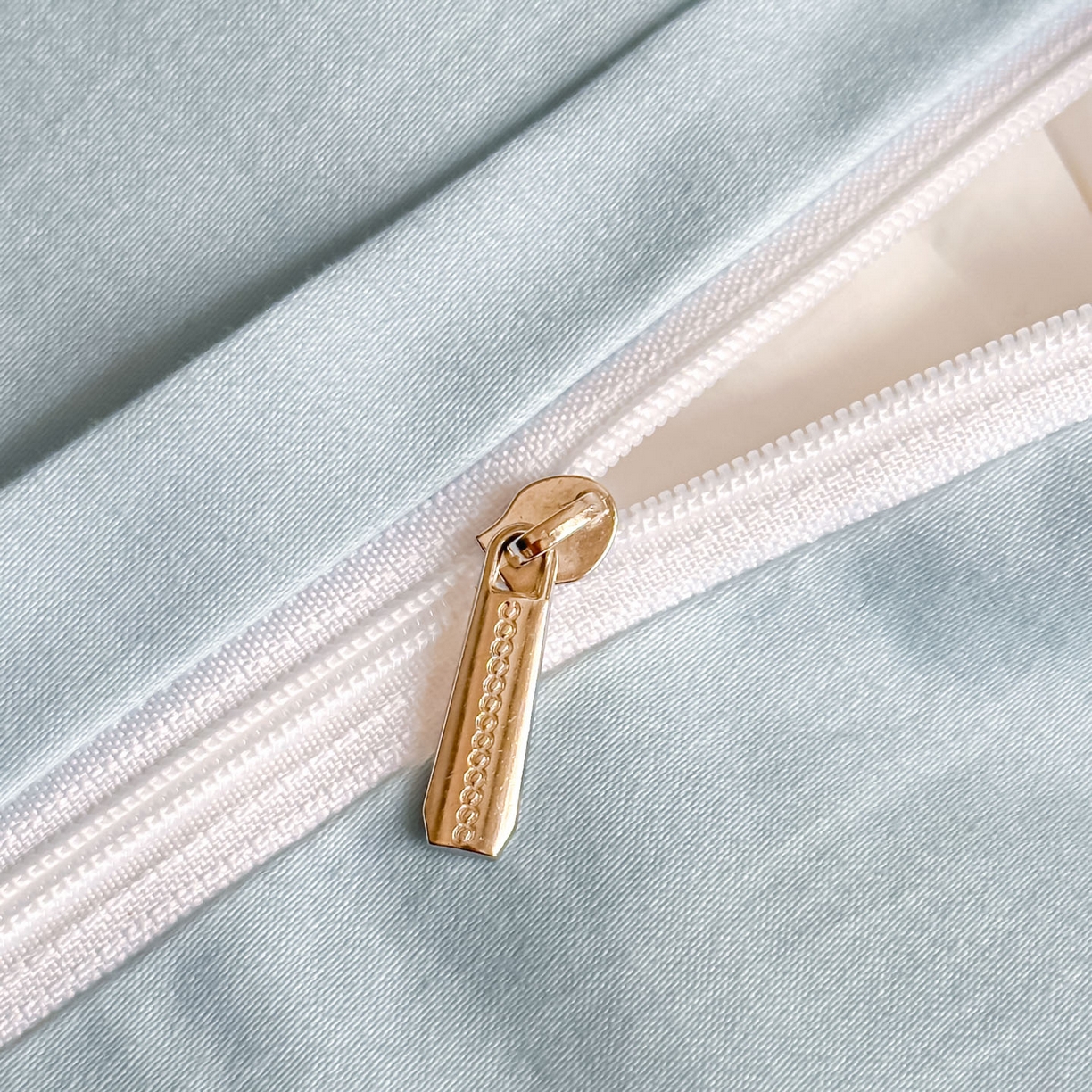 91家纺网 家纺一手货源 找家纺 帝王家纺 2025爆款冬季加厚磨毛刺绣四件套法式少女心新品 花颜-蓝