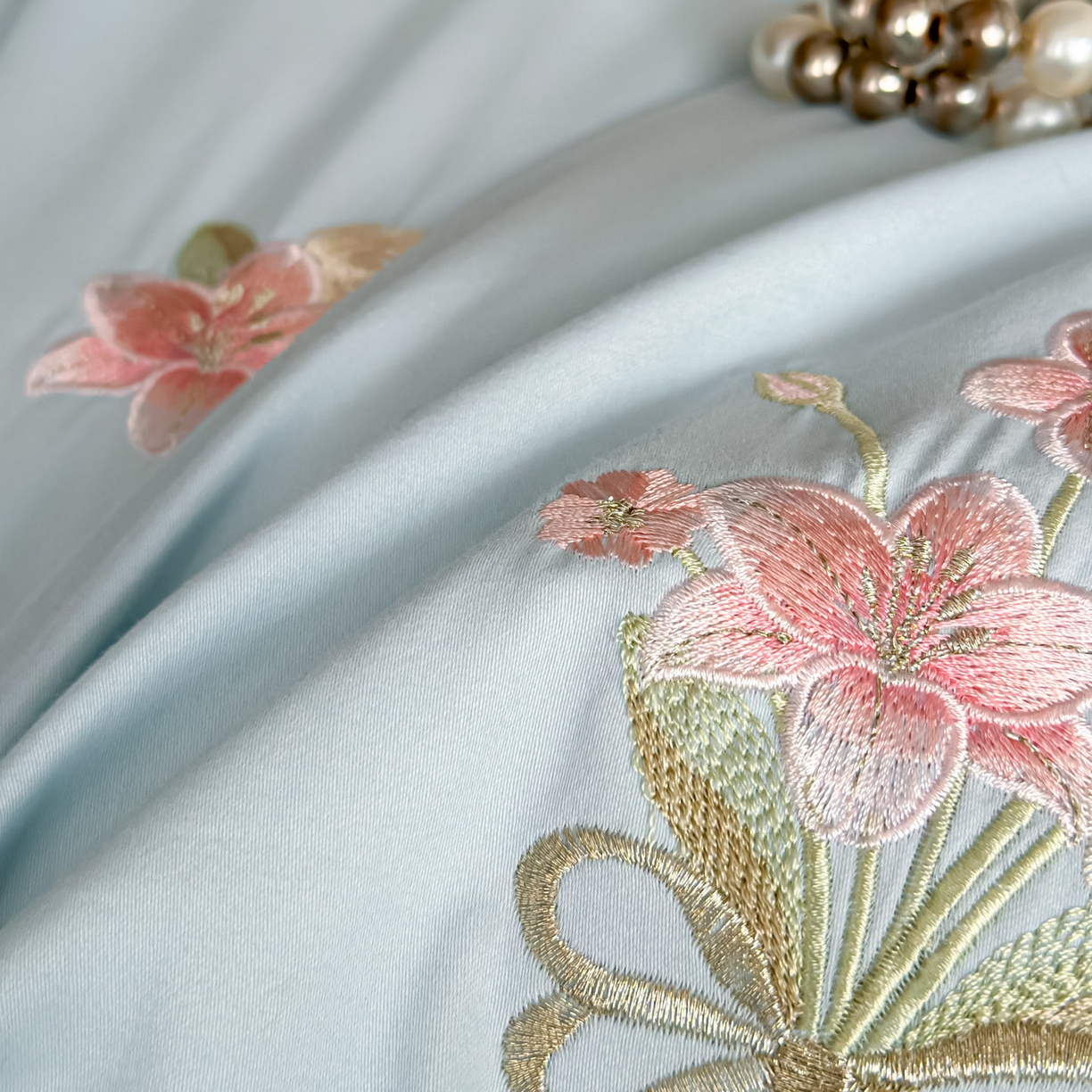 91家纺网 家纺一手货源 找家纺 帝王家纺 2025爆款冬季加厚磨毛刺绣四件套法式少女心新品 花颜-蓝