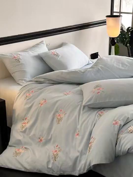 91家纺网 家纺一手货源 找家纺 帝王家纺 2025爆款冬季加厚磨毛刺绣四件套法式少女心新品 花颜-蓝