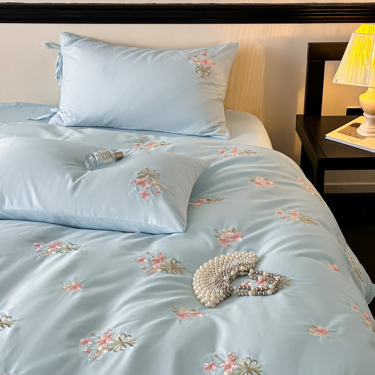 91家纺网 家纺一手货源 找家纺 帝王家纺 2025爆款冬季加厚磨毛刺绣四件套法式少女心新品 花颜-蓝