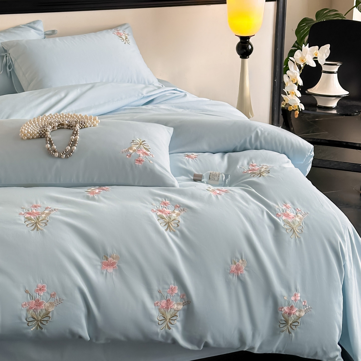 91家纺网 家纺一手货源 找家纺 帝王家纺 2025爆款冬季加厚磨毛刺绣四件套法式少女心新品 花颜-蓝