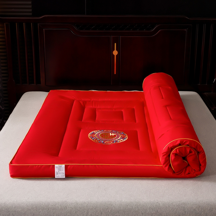 91家纺网 家纺一手货源 找家纺 啊雅家居 2026新款结婚大红套装被芯床垫枕芯大豆棉 爱囍床垫