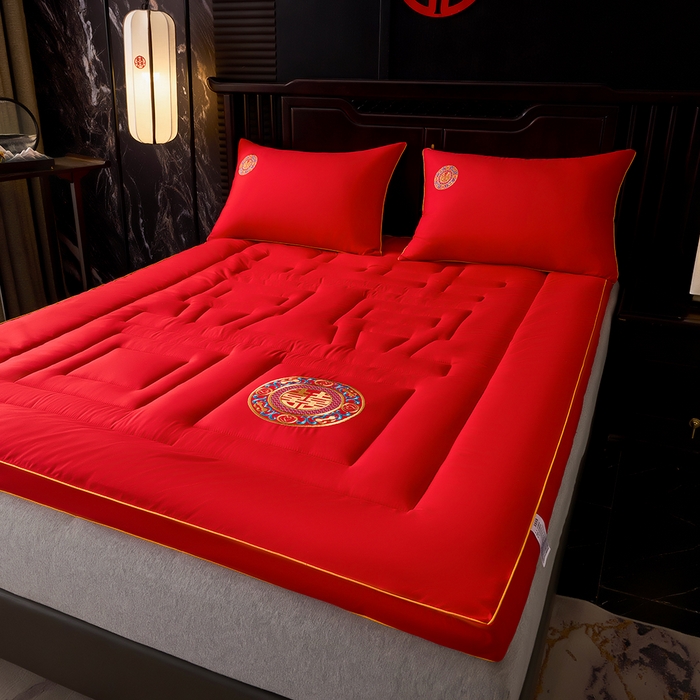 91家纺网 家纺一手货源 找家纺 啊雅家居 2026新款结婚大红套装被芯床垫枕芯大豆棉 爱囍床垫