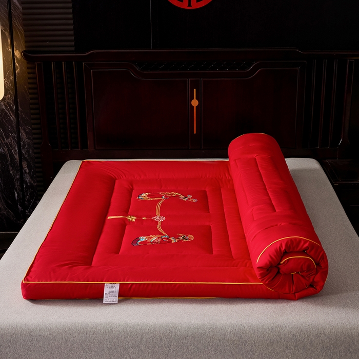 91家纺网 家纺一手货源 找家纺 啊雅家居 2026新款结婚大红套装被芯床垫枕芯大豆棉 新婚床垫