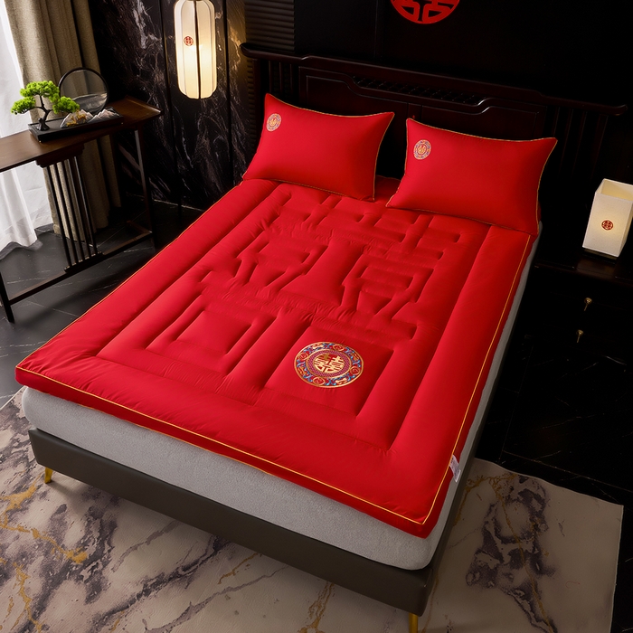 91家纺网 家纺一手货源 找家纺 啊雅家居 2026新款结婚大红套装被芯床垫枕芯大豆棉 爱囍床垫