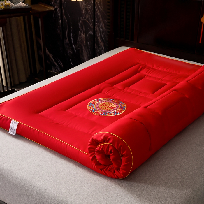 91家纺网 家纺一手货源 找家纺 啊雅家居 2026新款结婚大红套装被芯床垫枕芯大豆棉 爱囍床垫