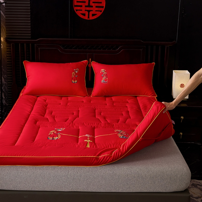 91家纺网 家纺一手货源 找家纺 啊雅家居 2026新款结婚大红套装被芯床垫枕芯大豆棉 新婚床垫