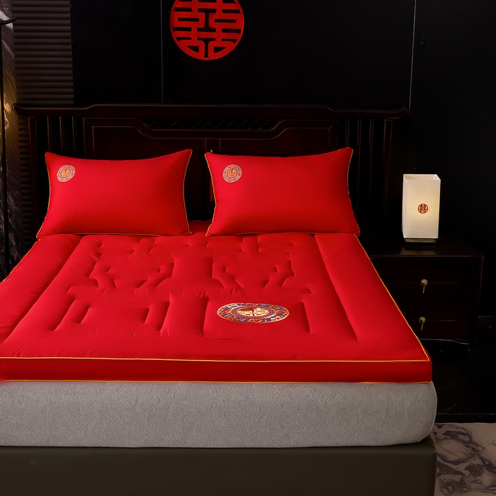 91家纺网 家纺一手货源 找家纺 啊雅家居 2026新款结婚大红套装被芯床垫枕芯大豆棉 爱囍床垫