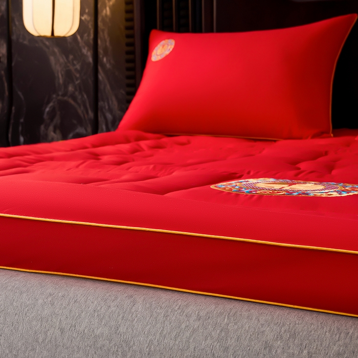 91家纺网 家纺一手货源 找家纺 啊雅家居 2026新款结婚大红套装被芯床垫枕芯大豆棉 爱囍床垫