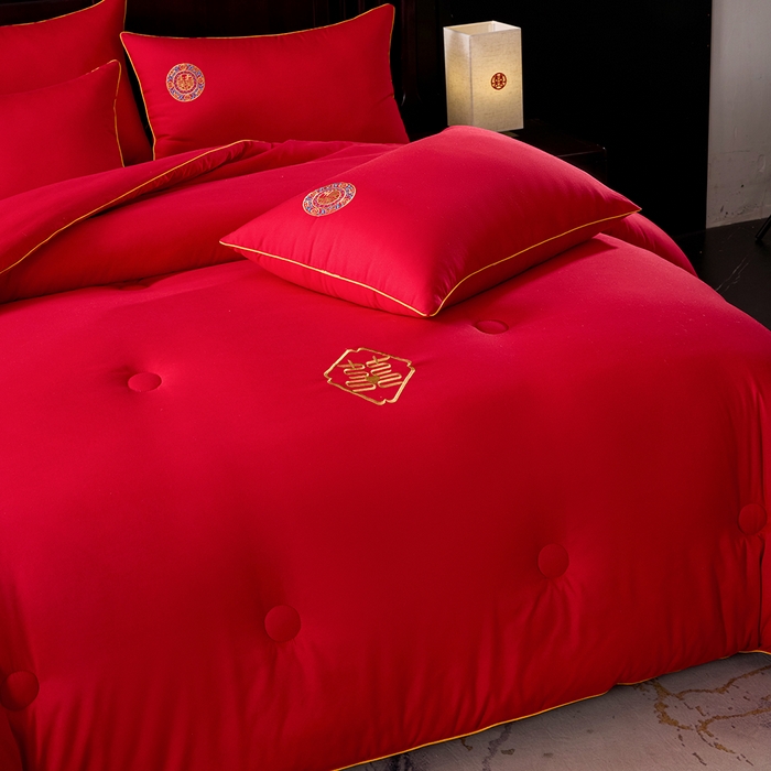 91家纺网 家纺一手货源 找家纺 啊雅家居 2026新款结婚大红套装被芯床垫枕芯大豆棉 爱囍被芯