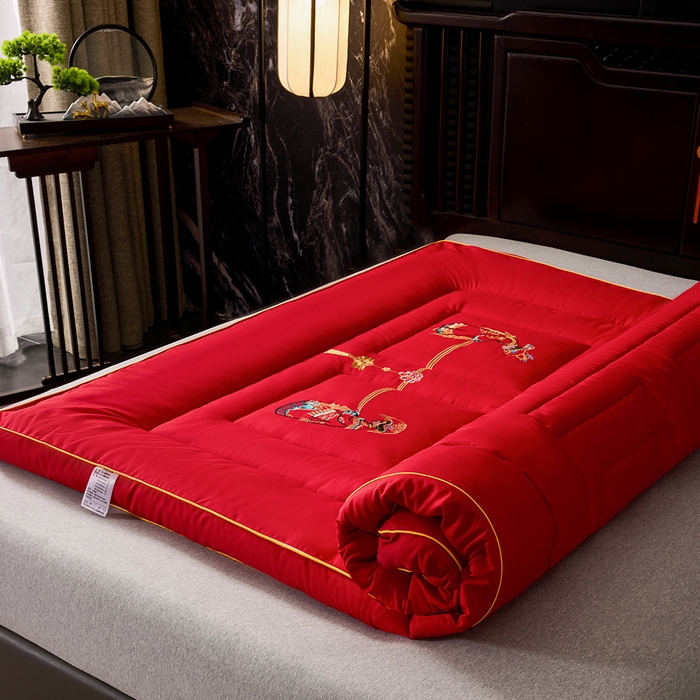 91家纺网 家纺一手货源 找家纺 啊雅家居 2026新款结婚大红套装被芯床垫枕芯大豆棉 新婚床垫