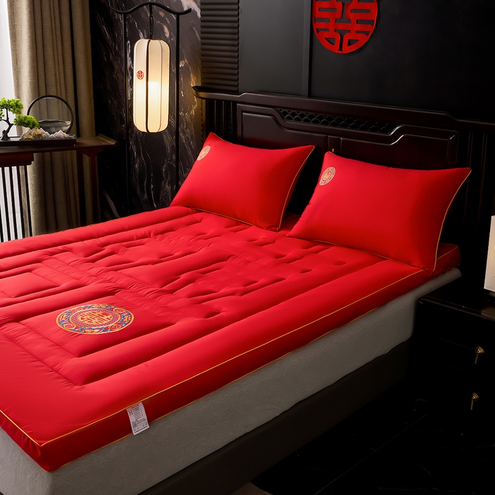 91家纺网 家纺一手货源 找家纺 啊雅家居 2026新款结婚大红套装被芯床垫枕芯大豆棉 爱囍床垫