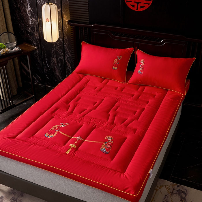 91家纺网 家纺一手货源 找家纺 啊雅家居 2026新款结婚大红套装被芯床垫枕芯大豆棉 新婚床垫