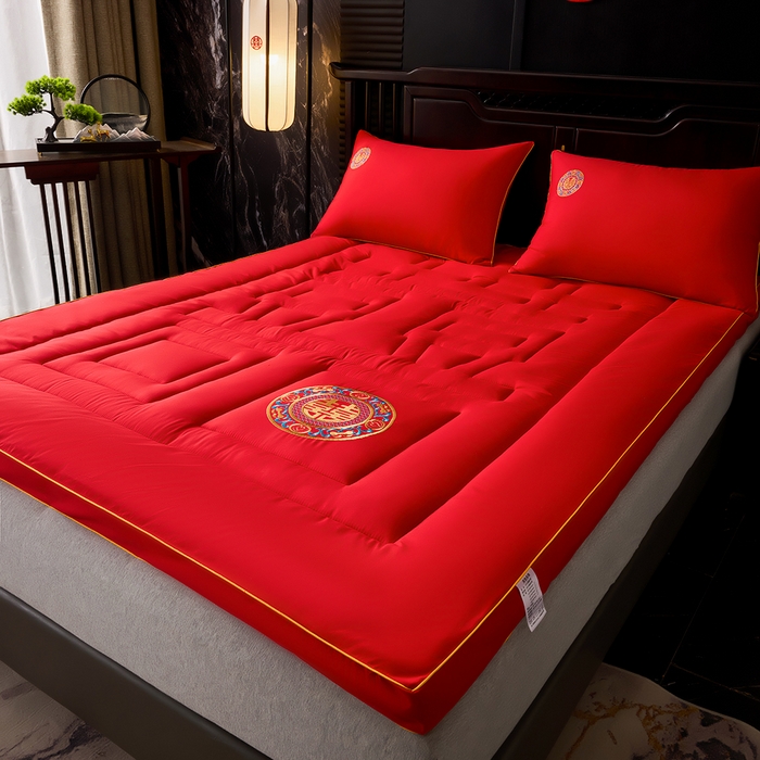91家纺网 家纺一手货源 找家纺 啊雅家居 2026新款结婚大红套装被芯床垫枕芯大豆棉 爱囍床垫