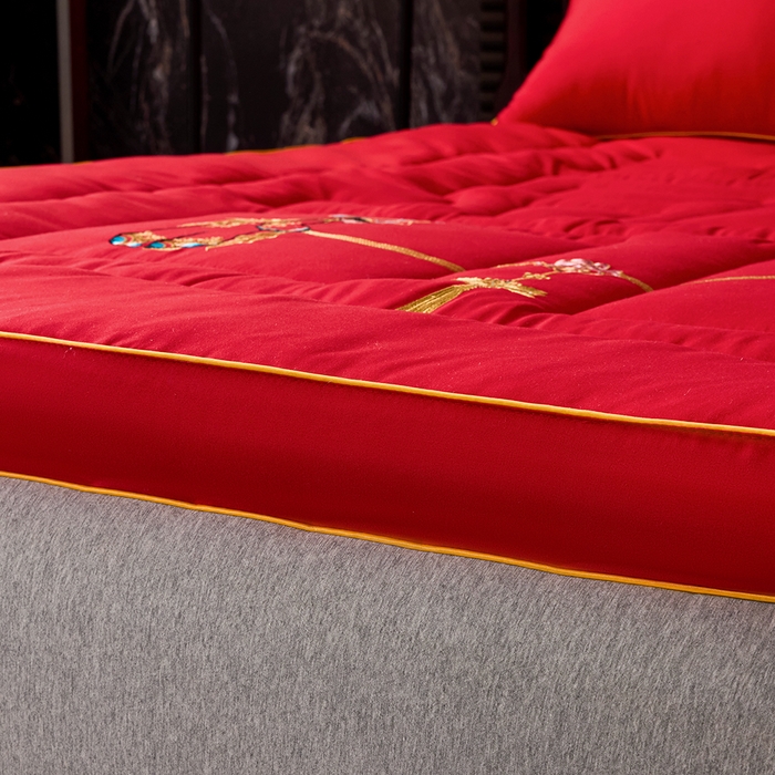 91家纺网 家纺一手货源 找家纺 啊雅家居 2026新款结婚大红套装被芯床垫枕芯大豆棉 新婚床垫