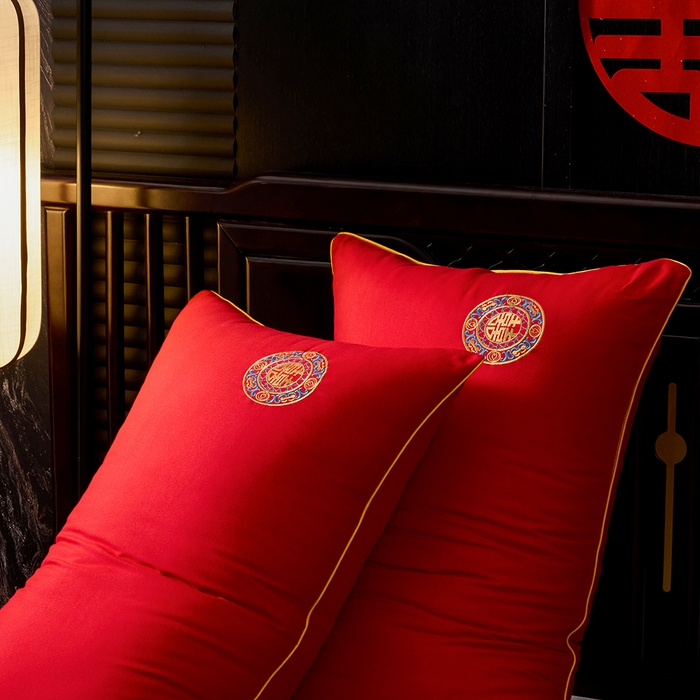 91家纺网 家纺一手货源 找家纺 啊雅家居 2026新款结婚大红套装被芯床垫枕芯大豆棉 爱囍枕芯