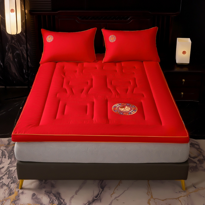 91家纺网 家纺一手货源 找家纺 啊雅家居 2026新款结婚大红套装被芯床垫枕芯大豆棉 爱囍床垫