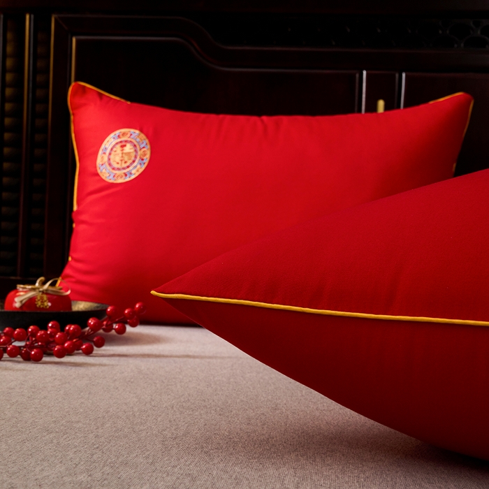 91家纺网 家纺一手货源 找家纺 啊雅家居 2026新款结婚大红套装被芯床垫枕芯大豆棉 爱囍枕芯