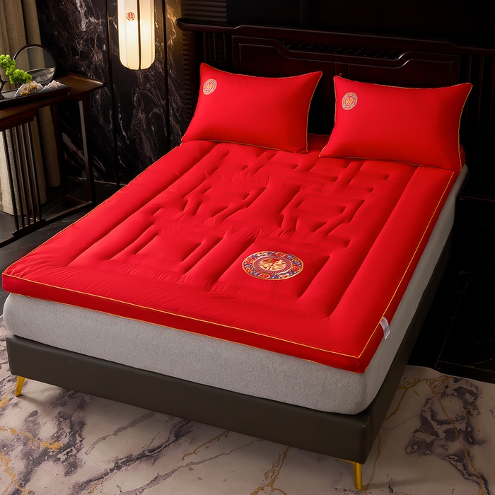 91家纺网 家纺一手货源 找家纺 啊雅家居 2026新款结婚大红套装被芯床垫枕芯大豆棉 爱囍床垫