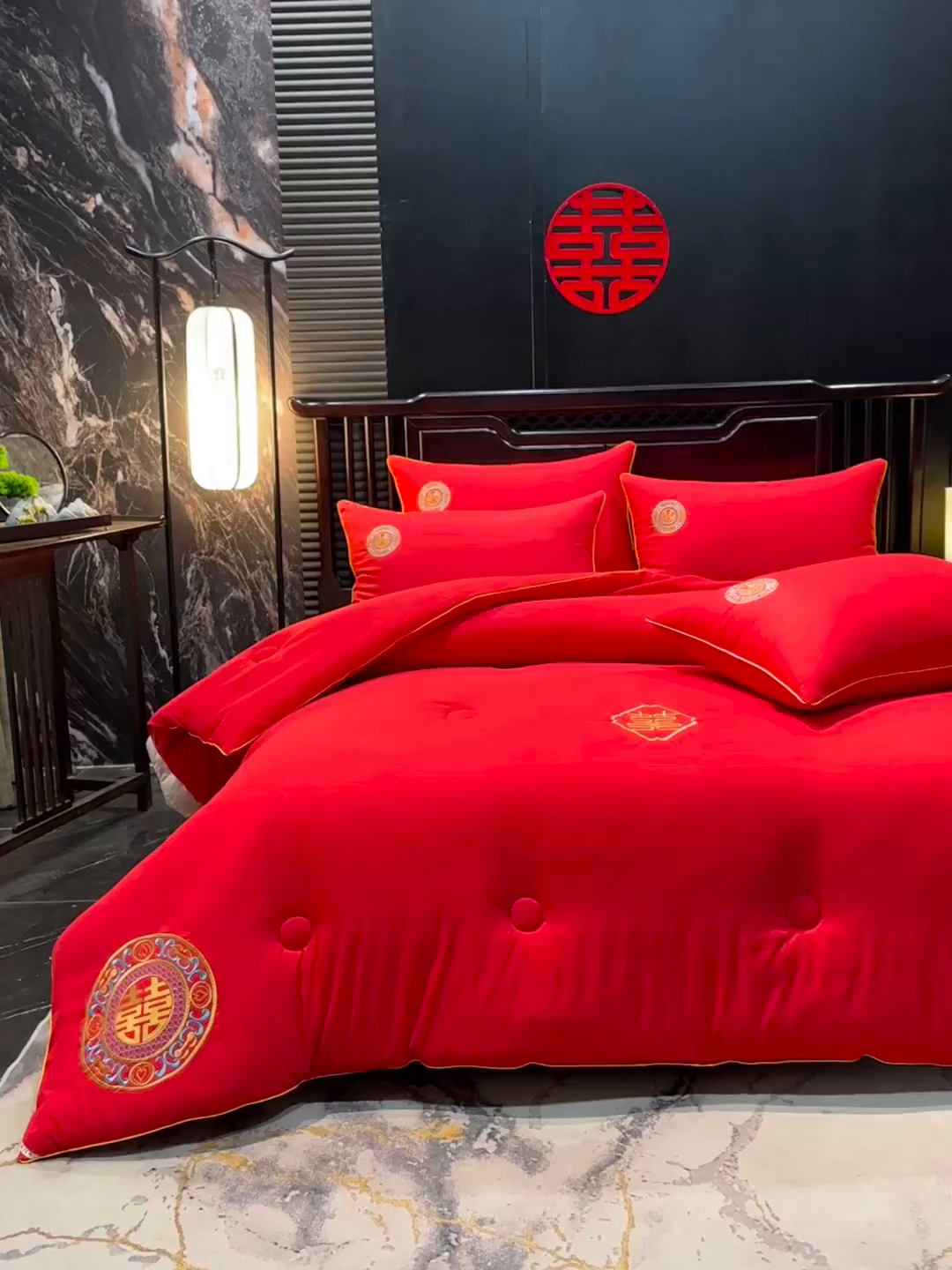 91家纺网 家纺一手货源 找家纺 啊雅家居 2026新款结婚大红套装被芯床垫枕芯大豆棉 爱囍被芯