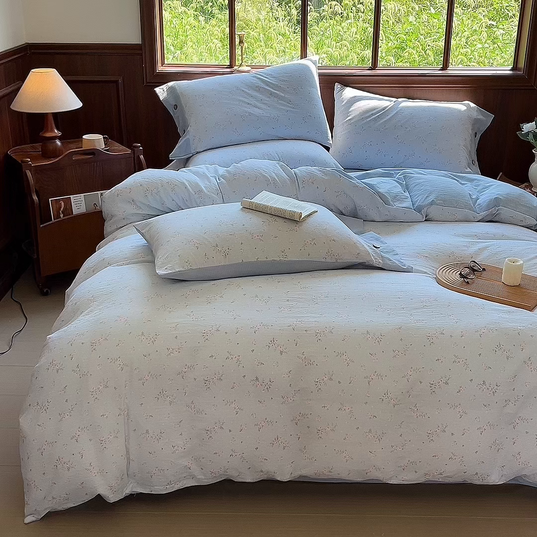 91家纺网 家纺一手货源 找家纺 爱彼家纺 2025四季款亲水洗麻亚麻皱皱纱四件套-纽扣款-提供买家秀 蓝雾漫枝