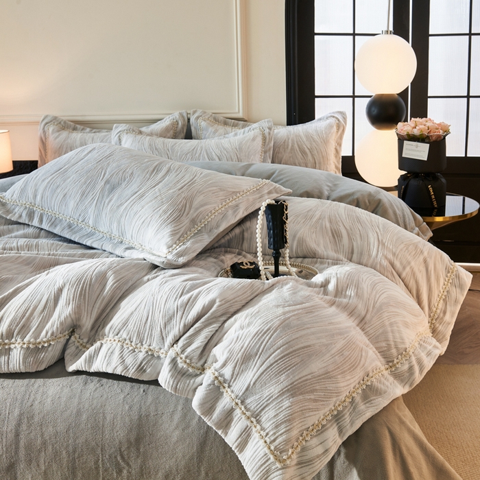 91家纺网 家纺一手货源 找家纺 宅家居 2025新款230克全消光雕花绒轻奢风立体烂花牛奶绒提花加厚保暖四件套-苏蜜绒 苏蜜绒-高贵灰