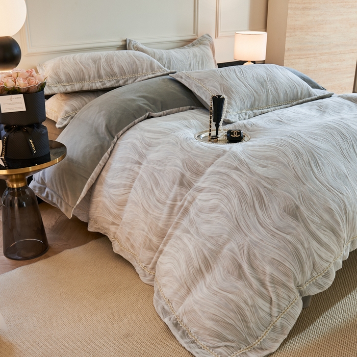 91家纺网 家纺一手货源 找家纺 宅家居 2025新款230克全消光雕花绒轻奢风立体烂花牛奶绒提花加厚保暖四件套-苏蜜绒 苏蜜绒-高贵灰