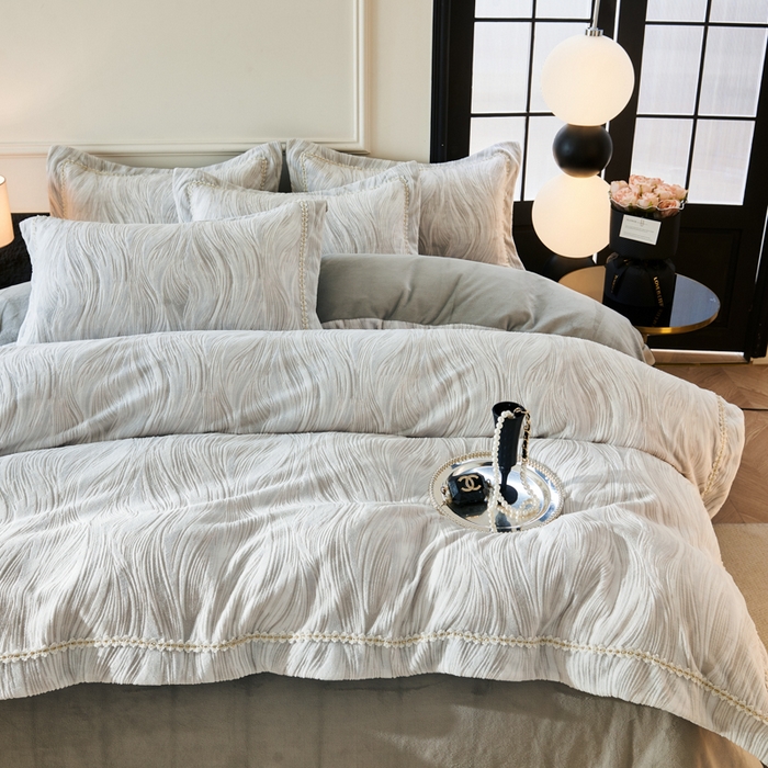 91家纺网 家纺一手货源 找家纺 宅家居 2025新款230克全消光雕花绒轻奢风立体烂花牛奶绒提花加厚保暖四件套-苏蜜绒 苏蜜绒-高贵灰