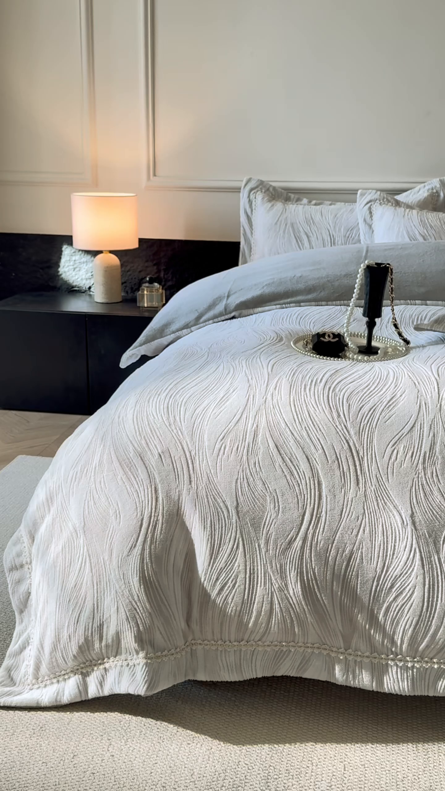 91家纺网 家纺一手货源 找家纺 宅家居 2025新款230克全消光雕花绒轻奢风立体烂花牛奶绒提花加厚保暖四件套-苏蜜绒 苏蜜绒-高贵灰