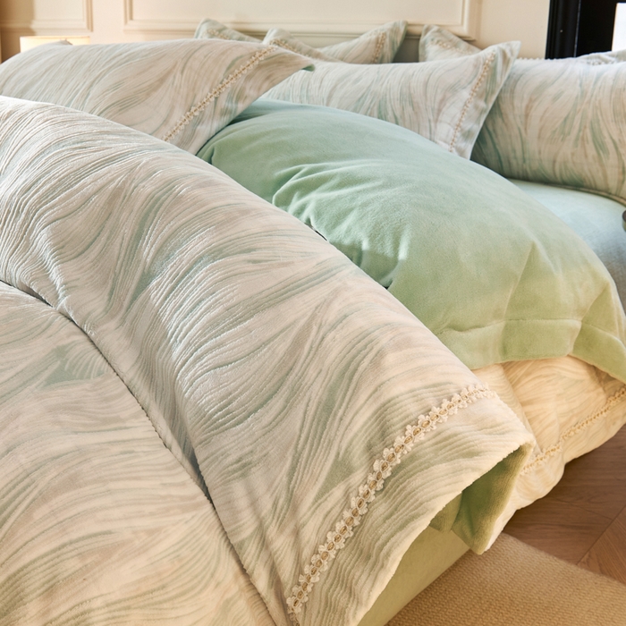 91家纺网 家纺一手货源 找家纺 宅家居 2025新款230克全消光雕花绒轻奢风立体烂花牛奶绒提花加厚保暖四件套-苏蜜绒 苏蜜绒-莫松绿