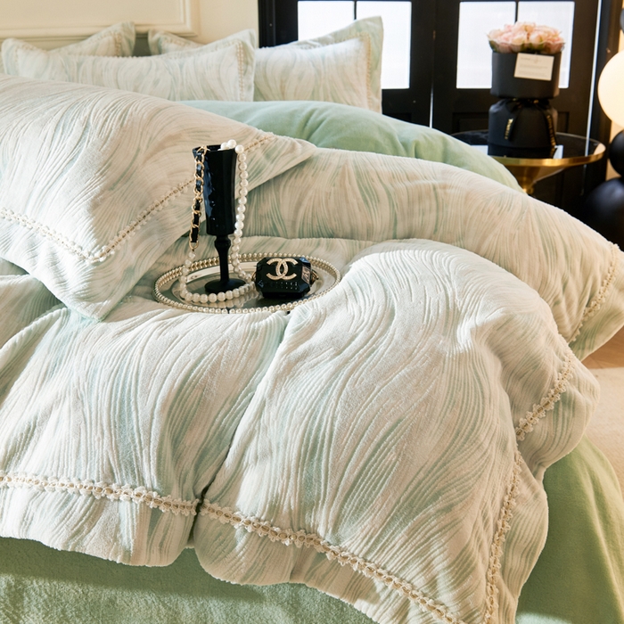 91家纺网 家纺一手货源 找家纺 宅家居 2025新款230克全消光雕花绒轻奢风立体烂花牛奶绒提花加厚保暖四件套-苏蜜绒 苏蜜绒-莫松绿