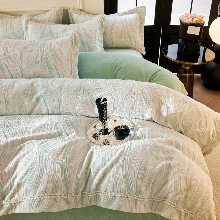 91家纺网 家纺一手货源 找家纺 宅家居 2025新款230克全消光雕花绒轻奢风立体烂花牛奶绒提花加厚保暖四件套-苏蜜绒 苏蜜绒-莫松绿